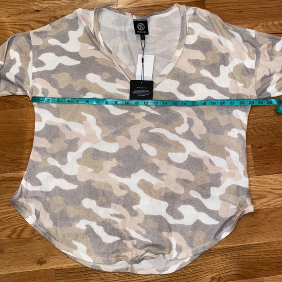 NWT Bobeau Brushed V-Neck Top in Camo - Picture 6 of 7